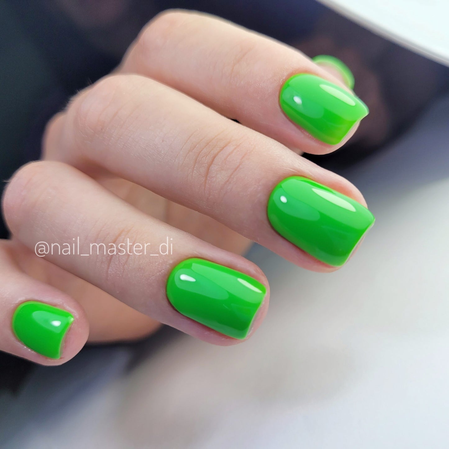 NAILSOFTHEDAY Let's Special Green: un esmalte en gel verde especial que se superpone en una capa, 10 ml