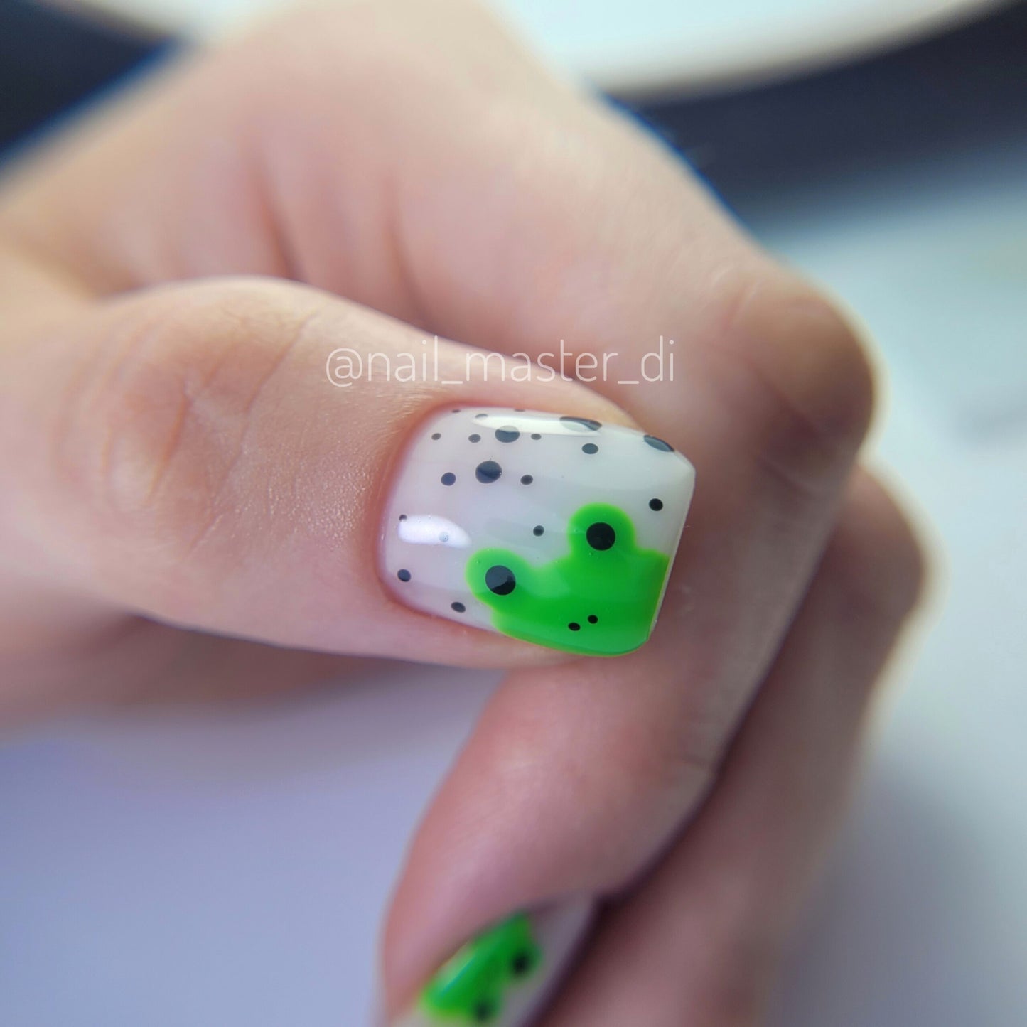NAILSOFTHEDAY Let's Special Green: un esmalte en gel verde especial que se superpone en una capa, 10 ml