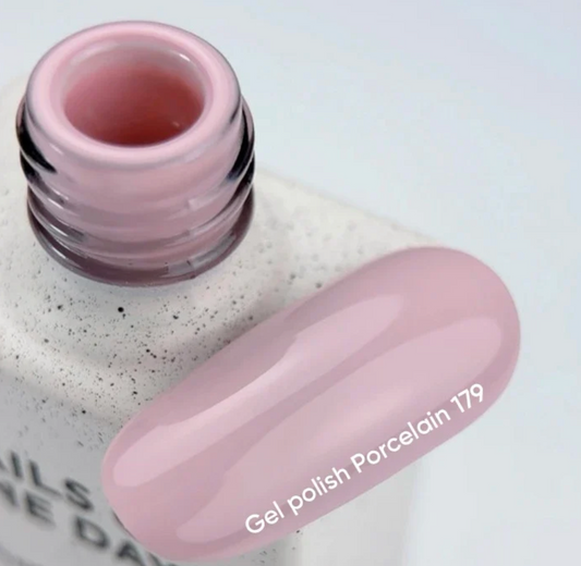 NAILSOFTHEDAY Gel Polish Porcelain 179 — esmalte semipermanente rosa empolvado suave con cobertura en una sola capa, 10 ml