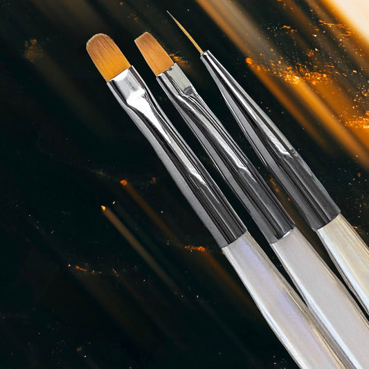 NAILSOFTHENIGHT Nail Art Brush, un cuadrado con un cómodo mango transparente con efecto iridiscente