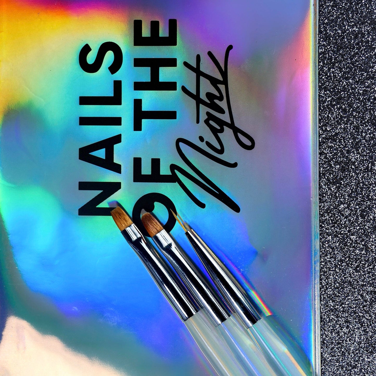 NAILSOFTHENIGHT Nail Art Brush, un cuadrado con un cómodo mango transparente con efecto iridiscente