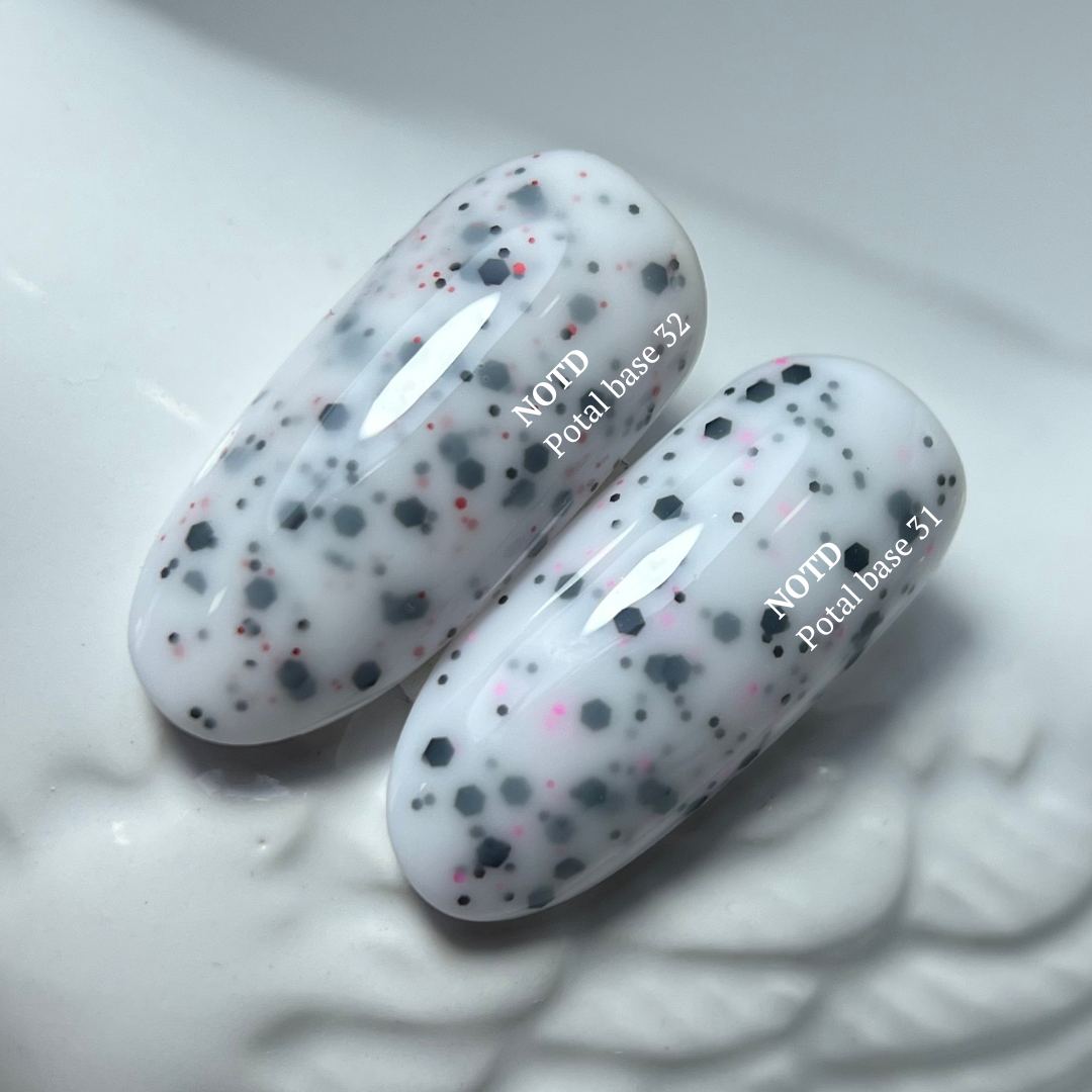 NAILSOFTHEDAY Potal base 32 — base lechosa con destellos negros y rojos, 10 ml