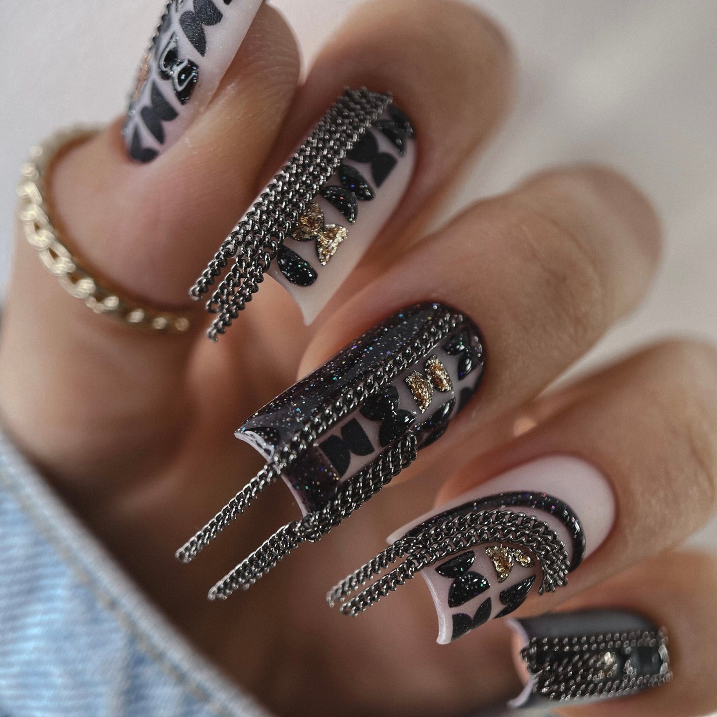 NAILSOFTHENIGHT Esmalte en gel Manhattan — esmalte de uñas en gel reflectante negro con brillo holográfico, 10 ml
