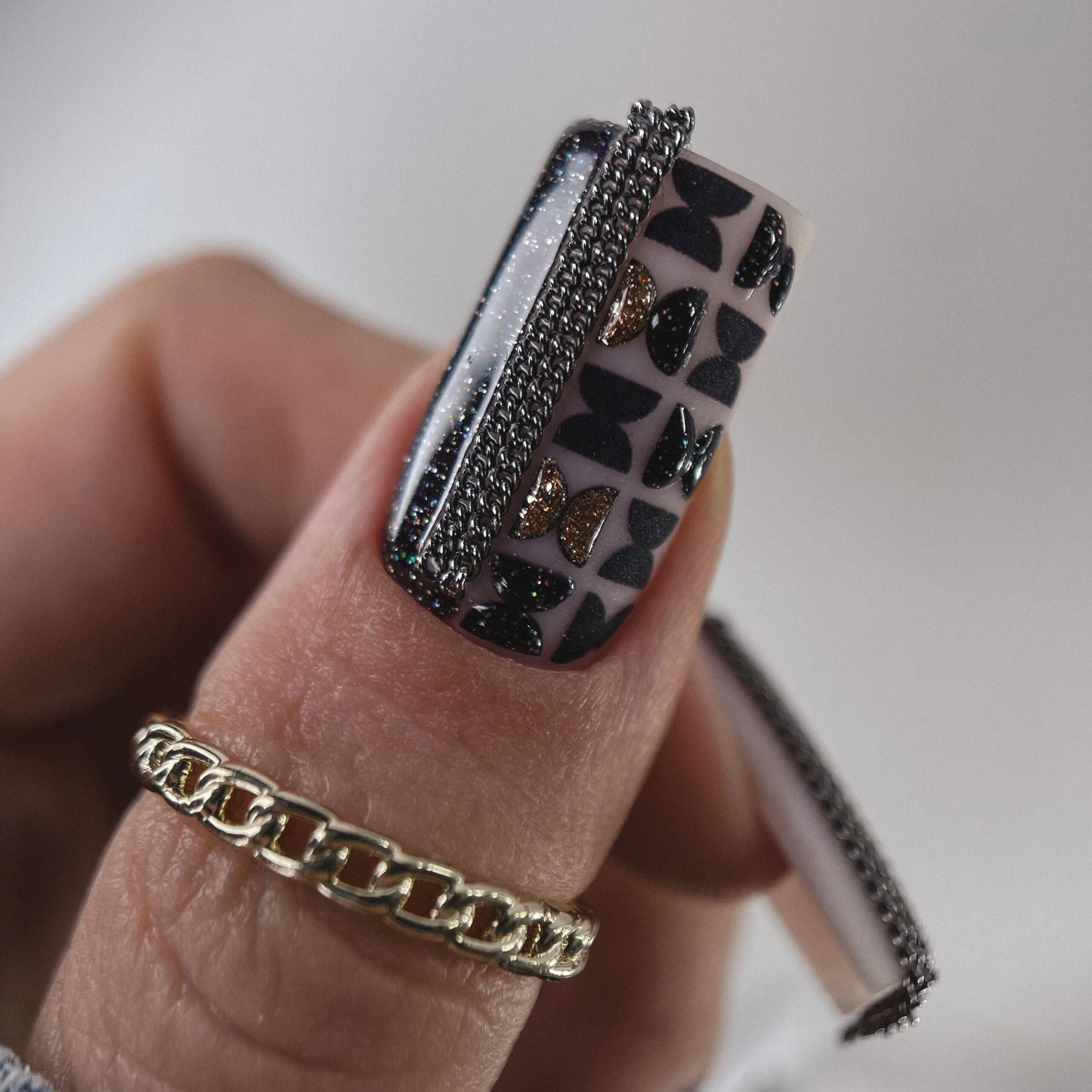 NAILSOFTHENIGHT Esmalte en gel Manhattan — esmalte de uñas en gel reflectante negro con brillo holográfico, 10 ml
