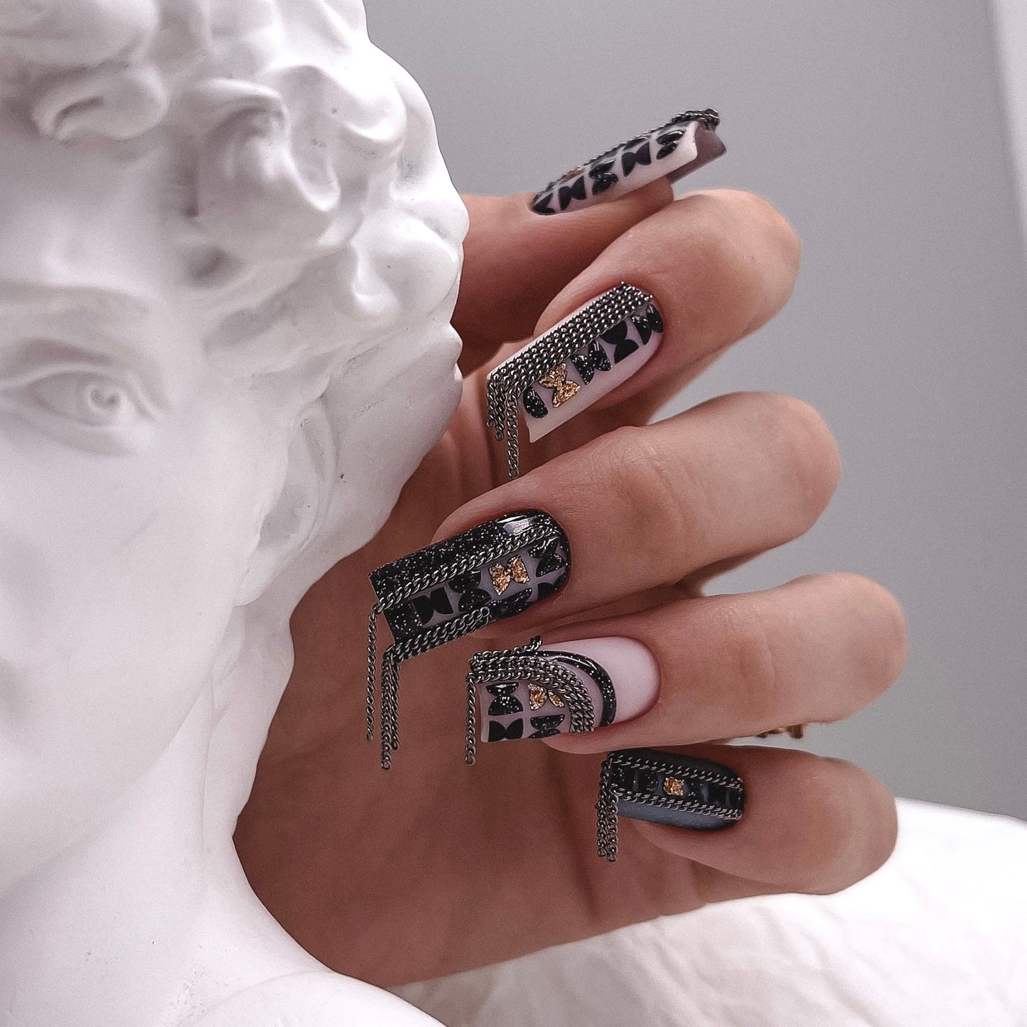 NAILSOFTHENIGHT Esmalte en gel Manhattan — esmalte de uñas en gel reflectante negro con brillo holográfico, 10 ml