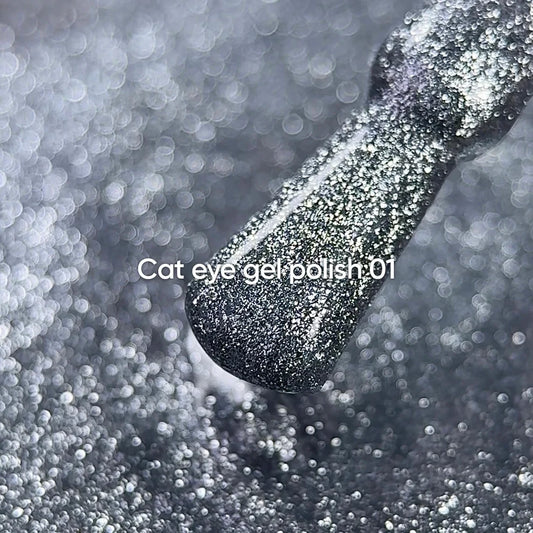 NAILSOFTHEDAY Gel Polish Cat Eye 01 — esmalte semipermanente plateado efecto ojo de gato con partículas metálicas finas y un ligero efecto reflectante. Cobertura total en una sola capa. 6 ml.