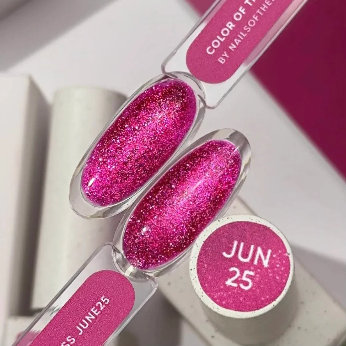 NAILSOFTHEDAY Color del mes junio de 2025 Cherry Kiss: el color del mes es un rosa intenso con efecto de ojo de gato, superpuesto en una capa, 10 ml