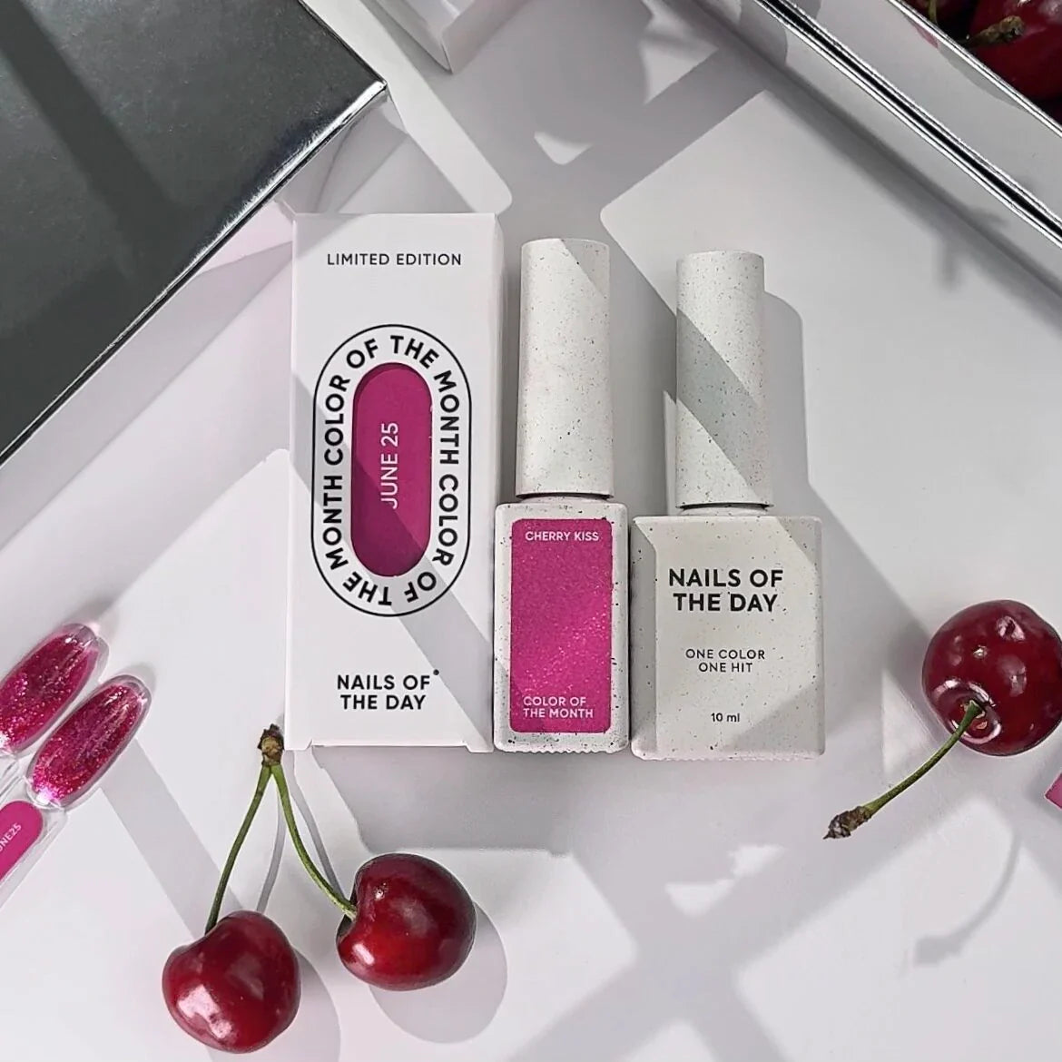 NAILSOFTHEDAY Color del mes junio de 2025 Cherry Kiss: el color del mes es un rosa intenso con efecto de ojo de gato, superpuesto en una capa, 10 ml