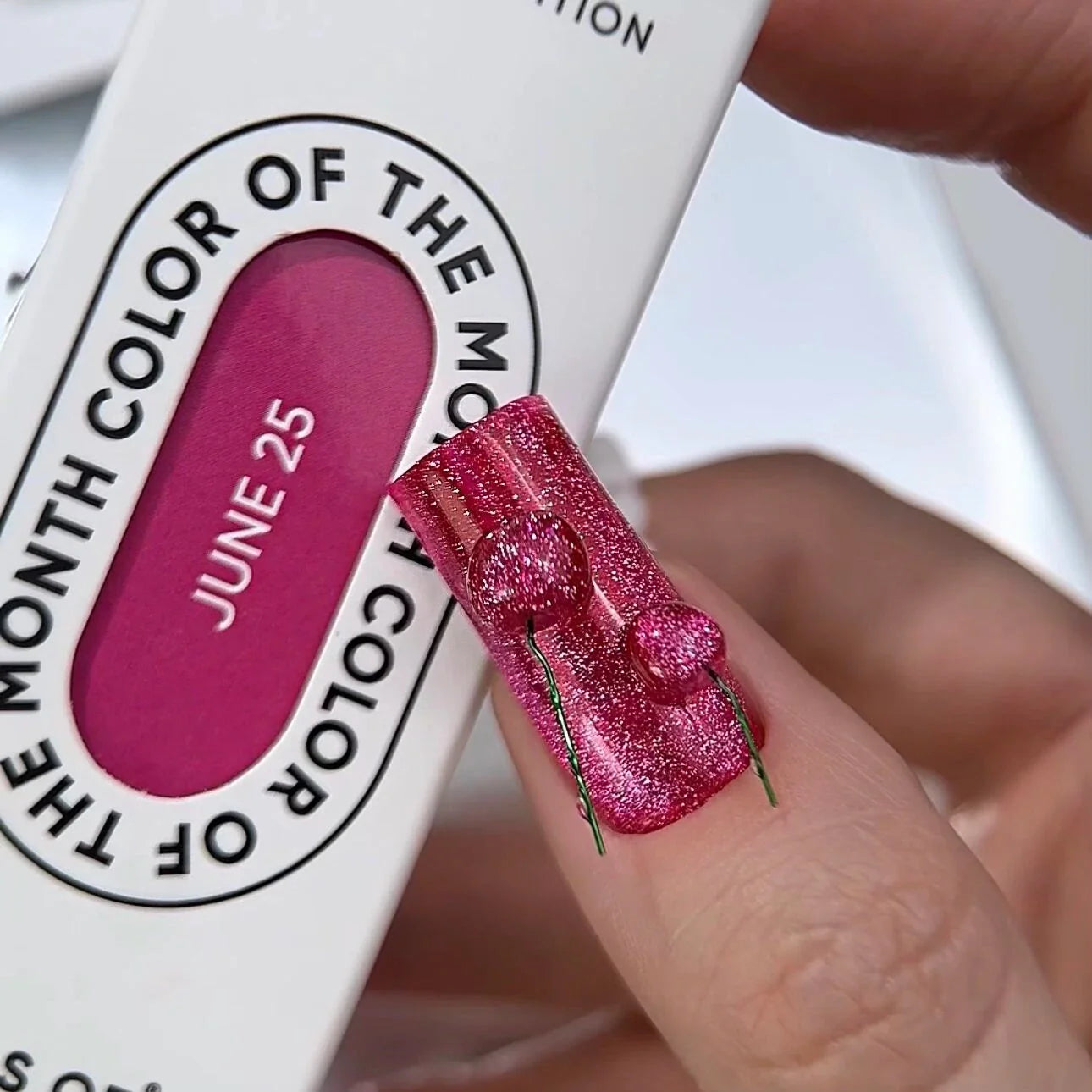 NAILSOFTHEDAY Color del mes junio de 2025 Cherry Kiss: el color del mes es un rosa intenso con efecto de ojo de gato, superpuesto en una capa, 10 ml