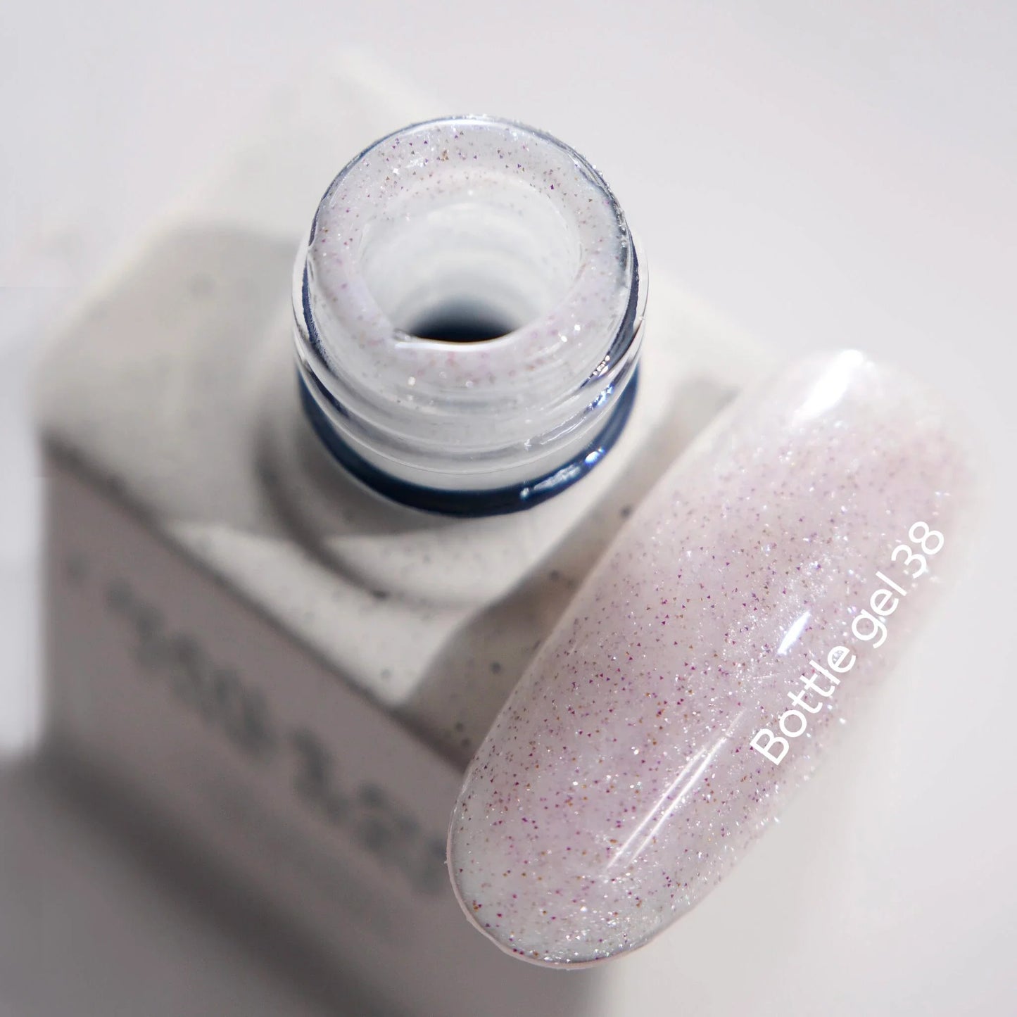 NAILSOFTHEDAY Botella de gel 38 – gel fortalecedor de uñas ultrafuerte, reflectante de la luz, de color rosa lechoso, 10 ml