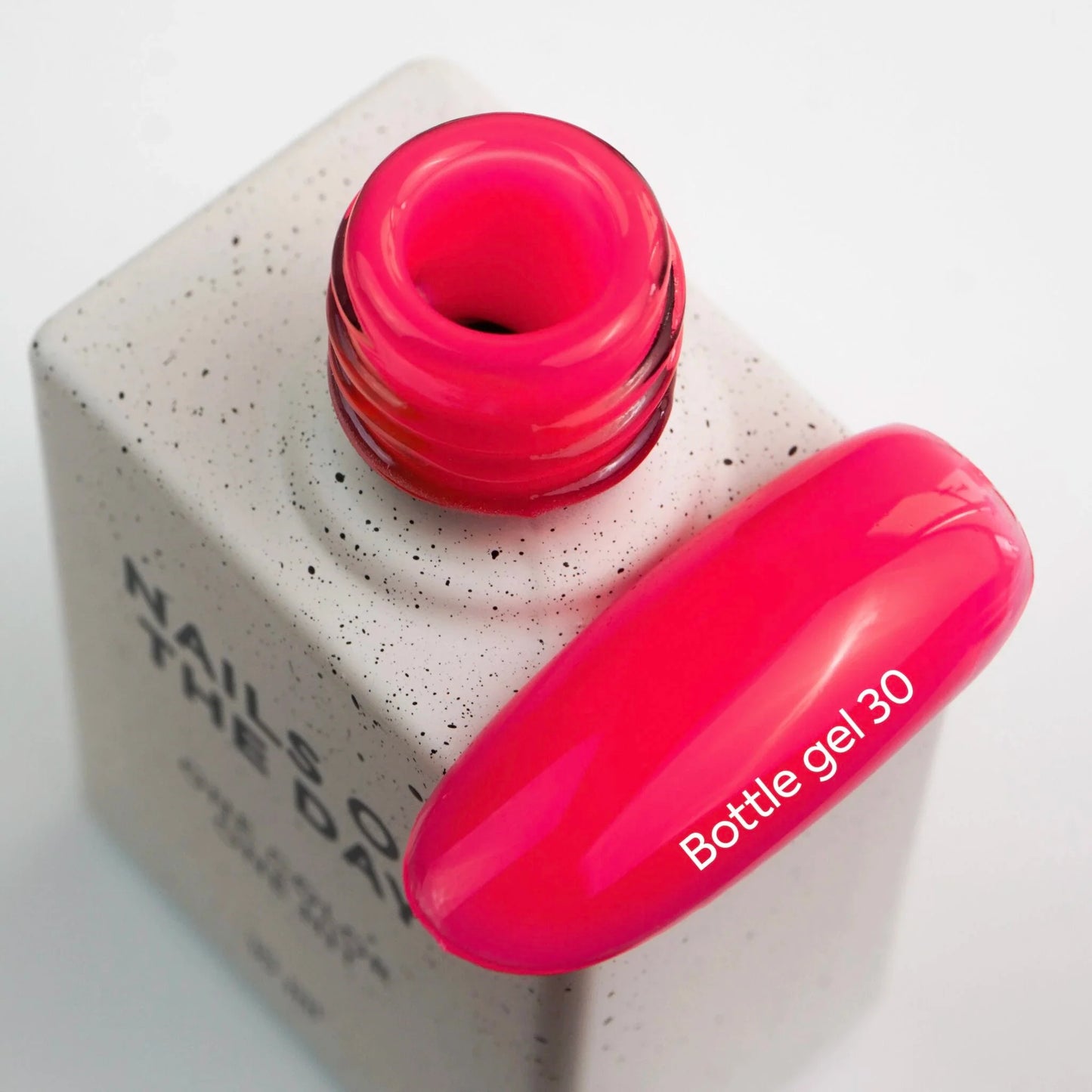 NAILSOFTHEDAY Botella gel 30 – gel fortalecedor de uñas ultra fuerte color carmesí neón, 10 ml