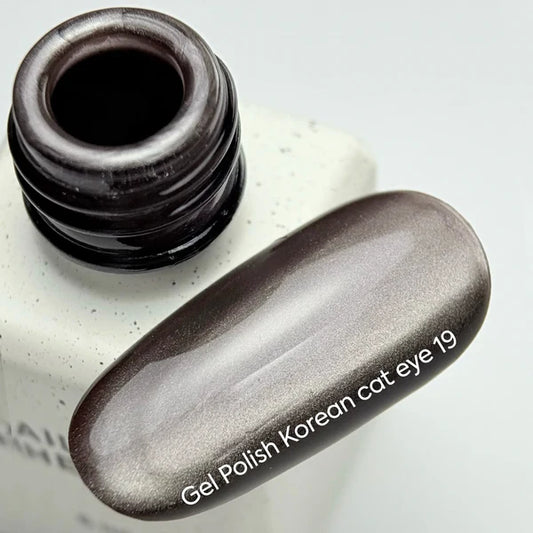 NAILSOFTHEDAY Korean Cat Eye 19 — esmalte efecto ojo de gato marrón oscuro cálido. 6 ml.