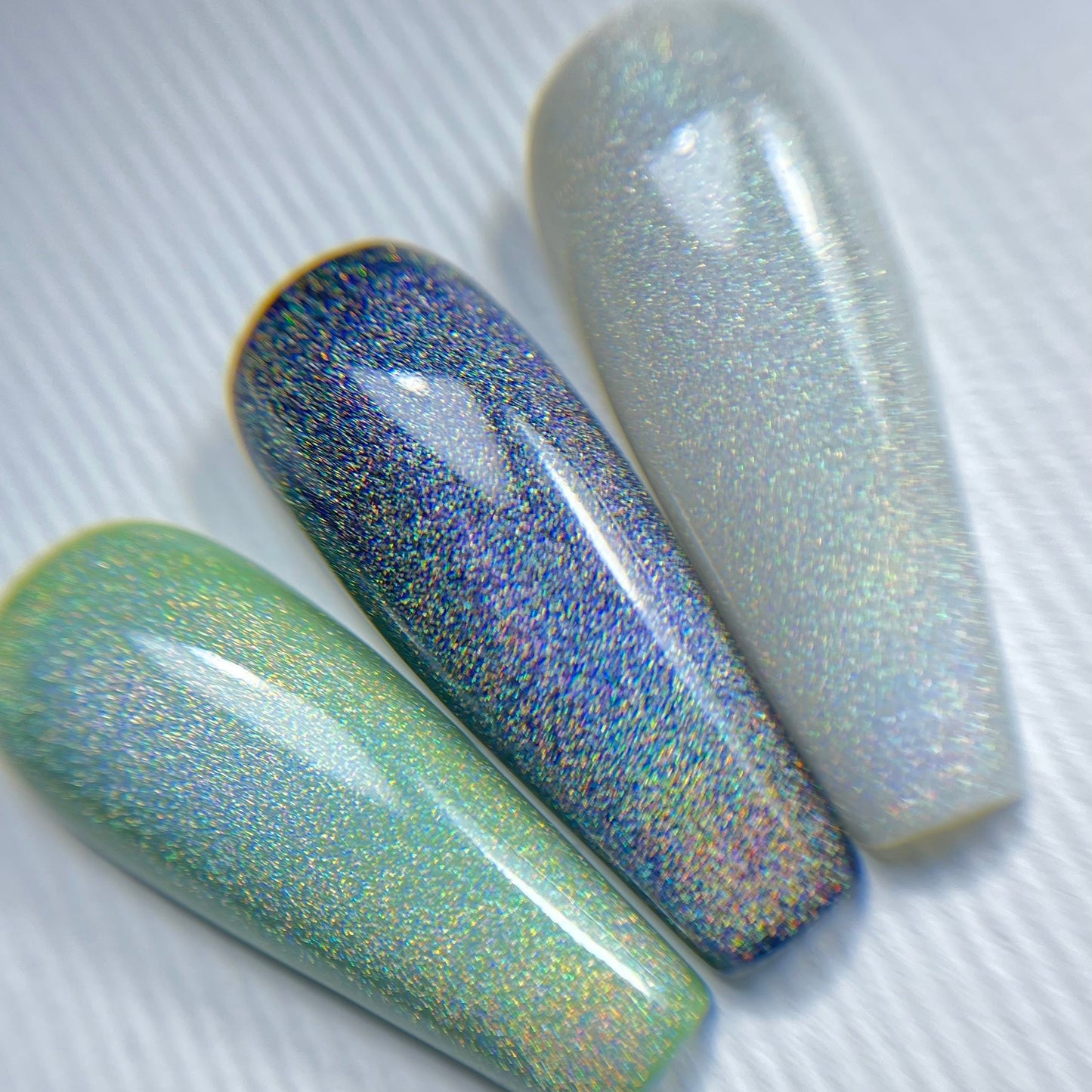 NAILSOFTHENIGHT Holographic Top Cat eye: un top holográfico con efecto ojo de gato para uñas sin capa pegajosa, 10 ml