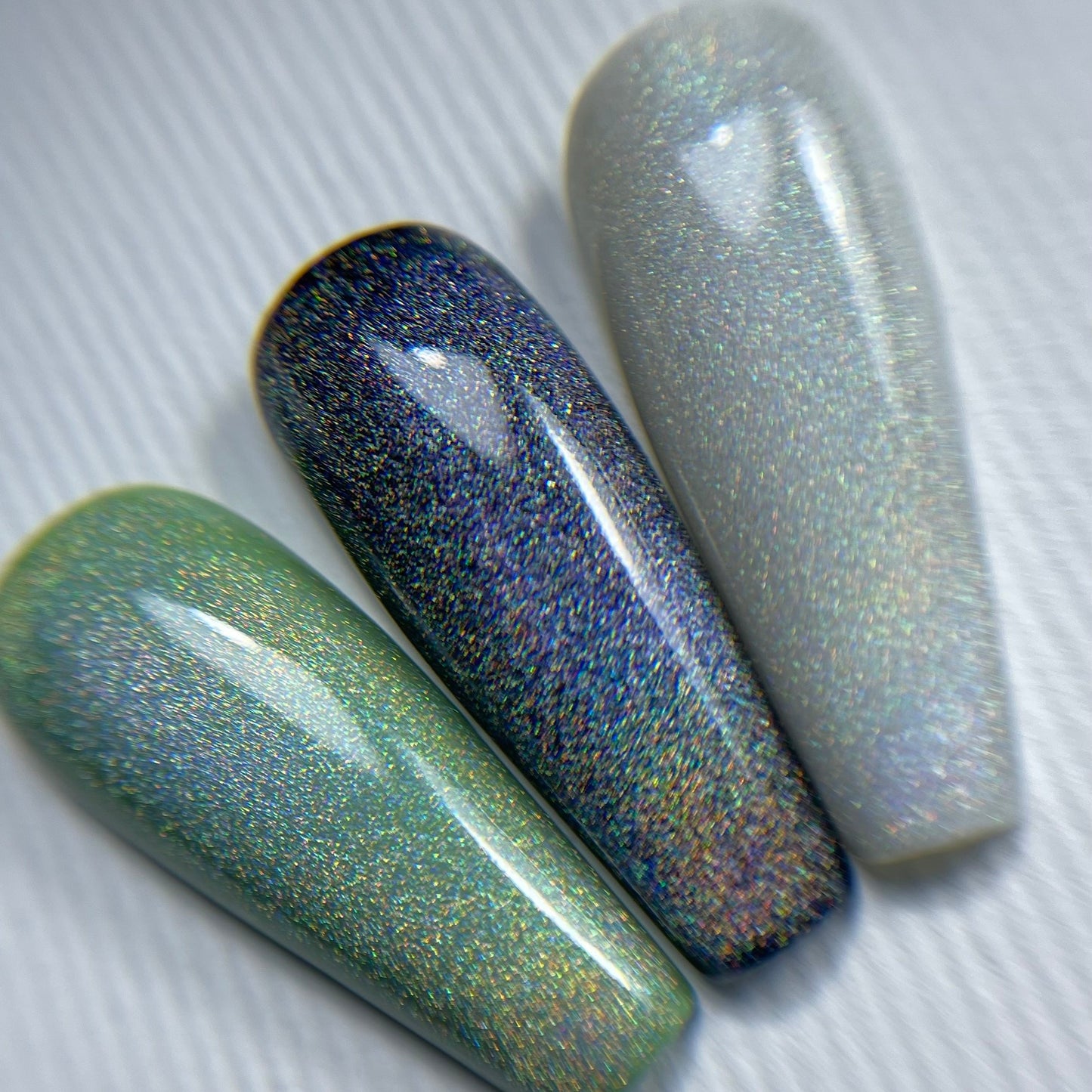 NAILSOFTHENIGHT Holographic Top Cat eye: un top holográfico con efecto ojo de gato para uñas sin capa pegajosa, 10 ml