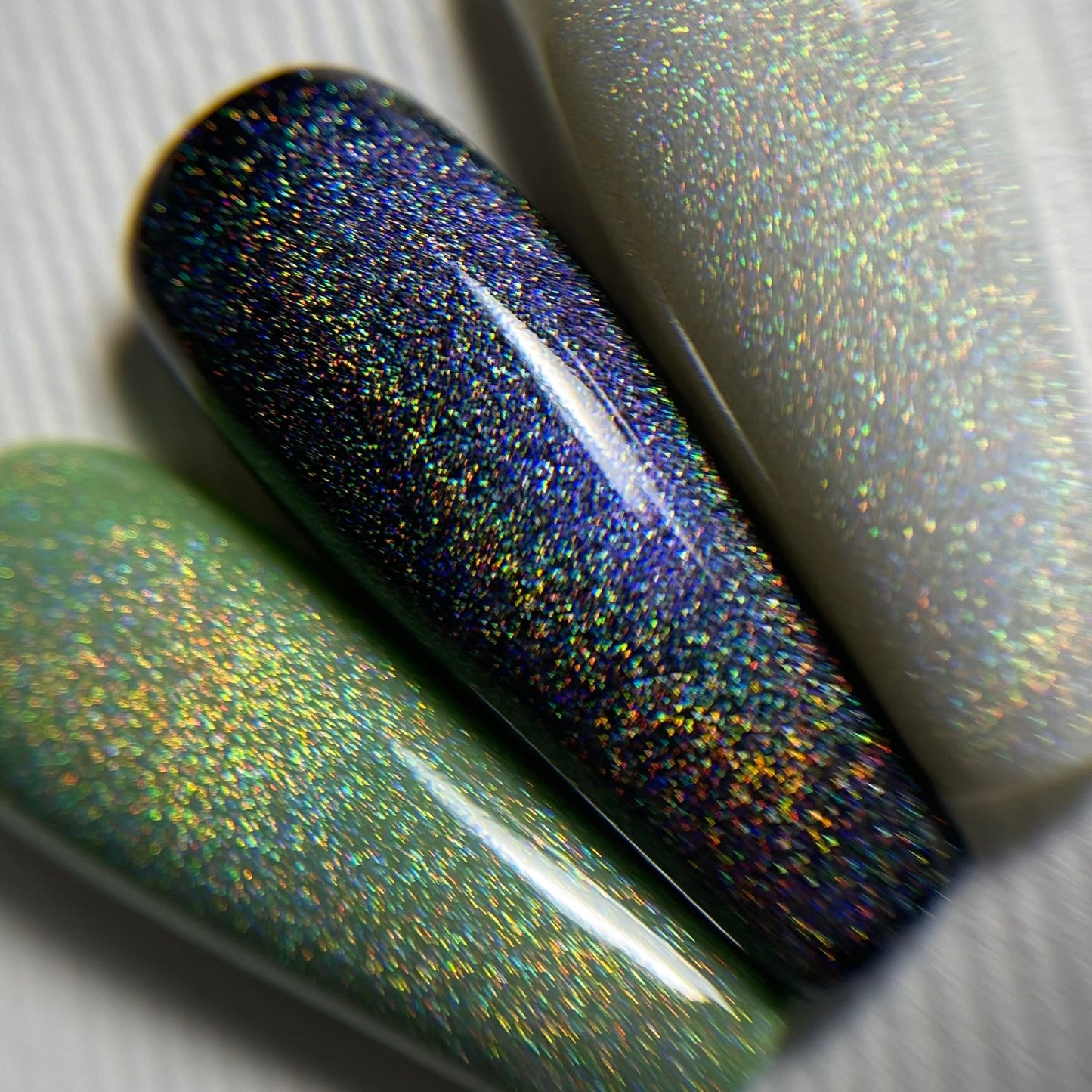 NAILSOFTHENIGHT Holographic Top Cat eye: un top holográfico con efecto ojo de gato para uñas sin capa pegajosa, 10 ml