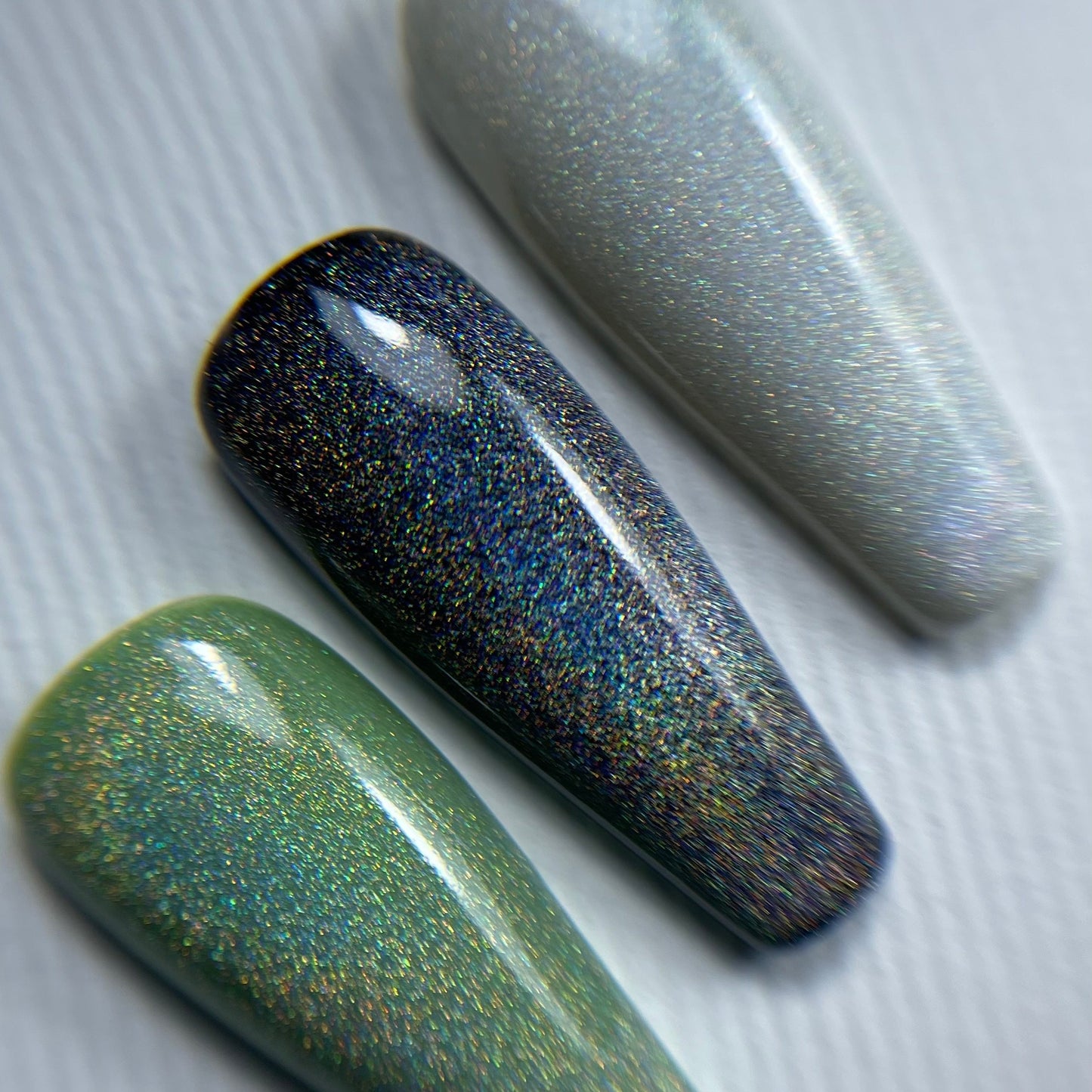 NAILSOFTHENIGHT Holographic Top Cat eye: un top holográfico con efecto ojo de gato para uñas sin capa pegajosa, 10 ml