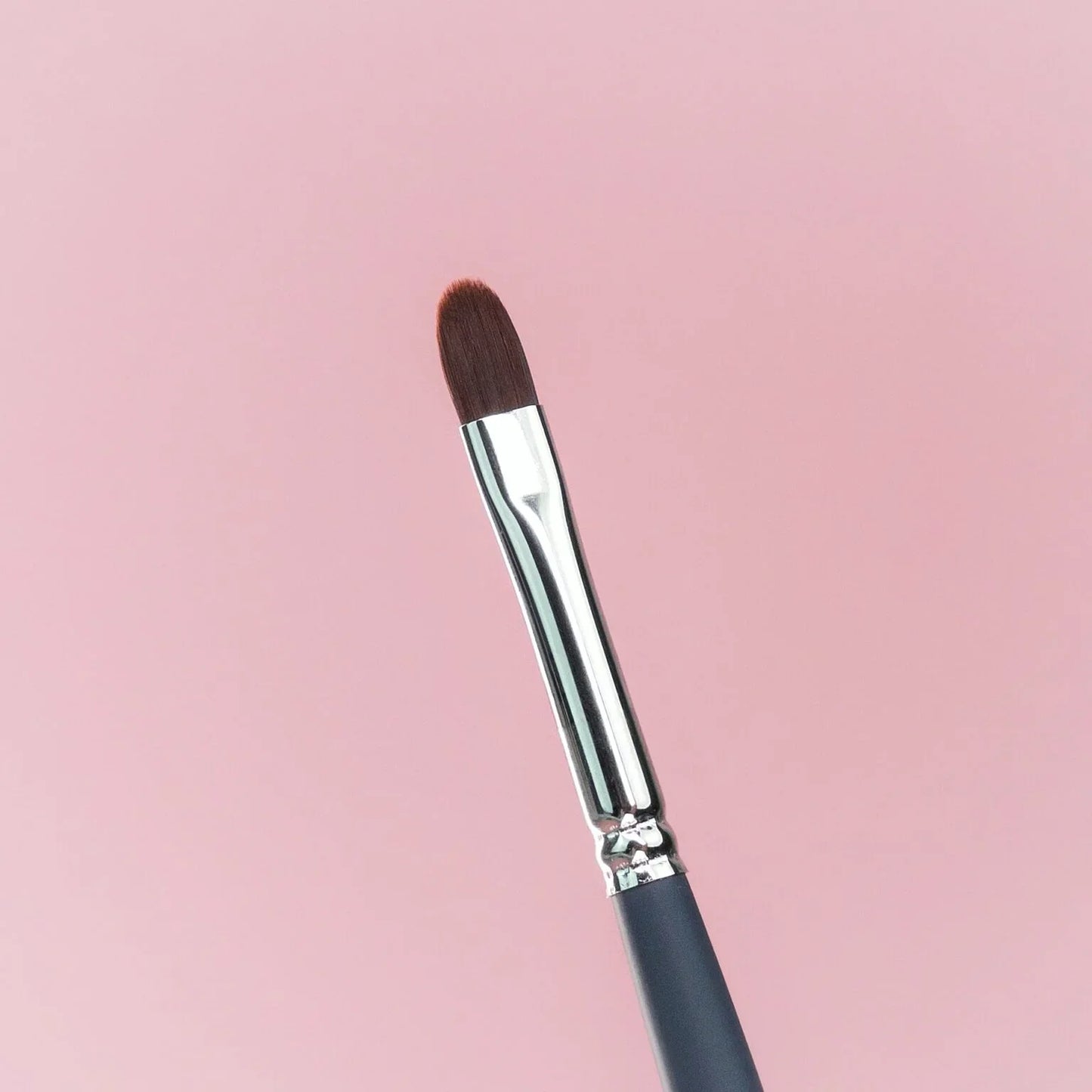 NAILSOFTHEDAY Professional Oval #6 es una brocha ovalada de fibras sintéticas para gel