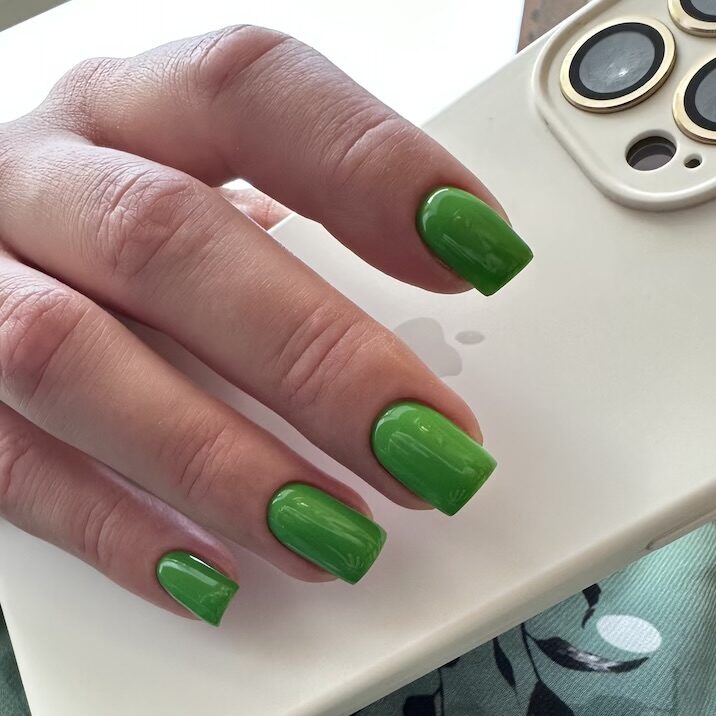 NAILSOFTHEDAY Let's Special Green: un esmalte en gel verde especial que se superpone en una capa, 10 ml