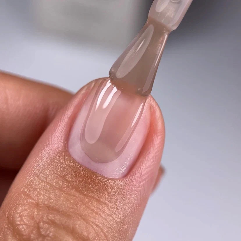 NAILSOFTHEDAY Cover base 43 light pigment — recubrimiento base beige translúcido ligeramente pigmentado para uñas, 10 ml