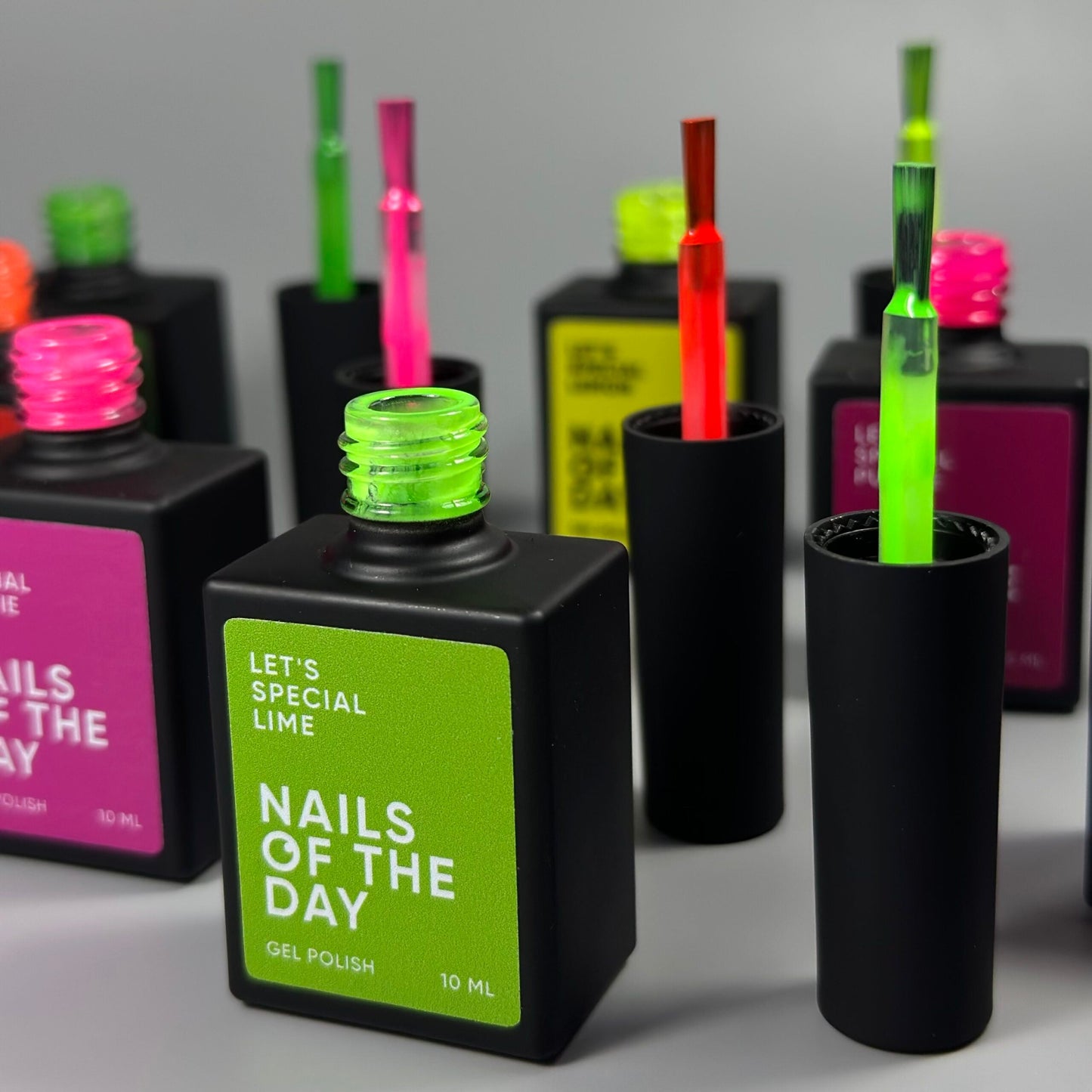 NAILSOFTHEDAY Let's Special Lime: un esmalte en gel especial de lechuga neón que se superpone en una capa, 10 ml