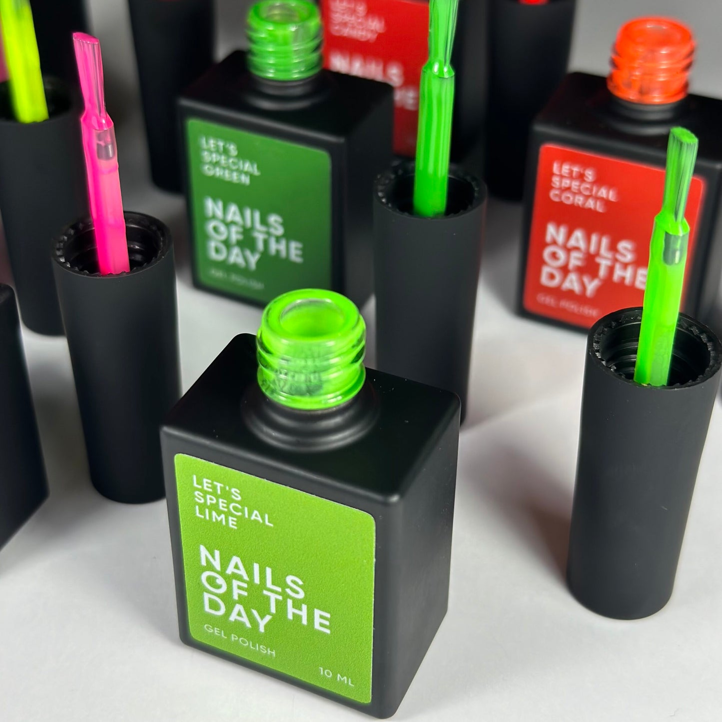 NAILSOFTHEDAY Let's Special Candy: un esmalte en gel coral saturado especial y brillante que se superpone en una capa, 10 ml