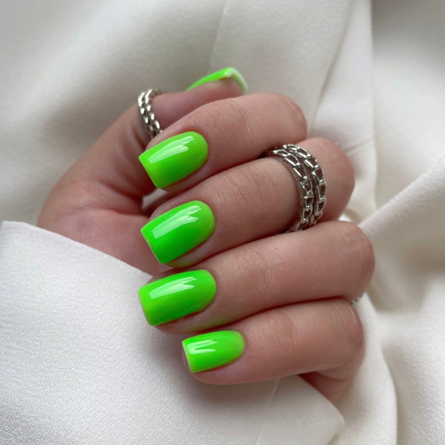 NAILSOFTHEDAY Let's Special Lime: un esmalte en gel especial de lechuga neón que se superpone en una capa, 10 ml