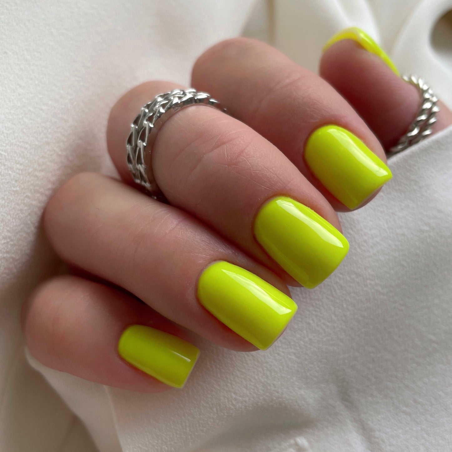 NAILSOFTHEDAY Let's Special Lemon: un esmalte en gel especial de limón neón que se superpone en una capa, 10 ml