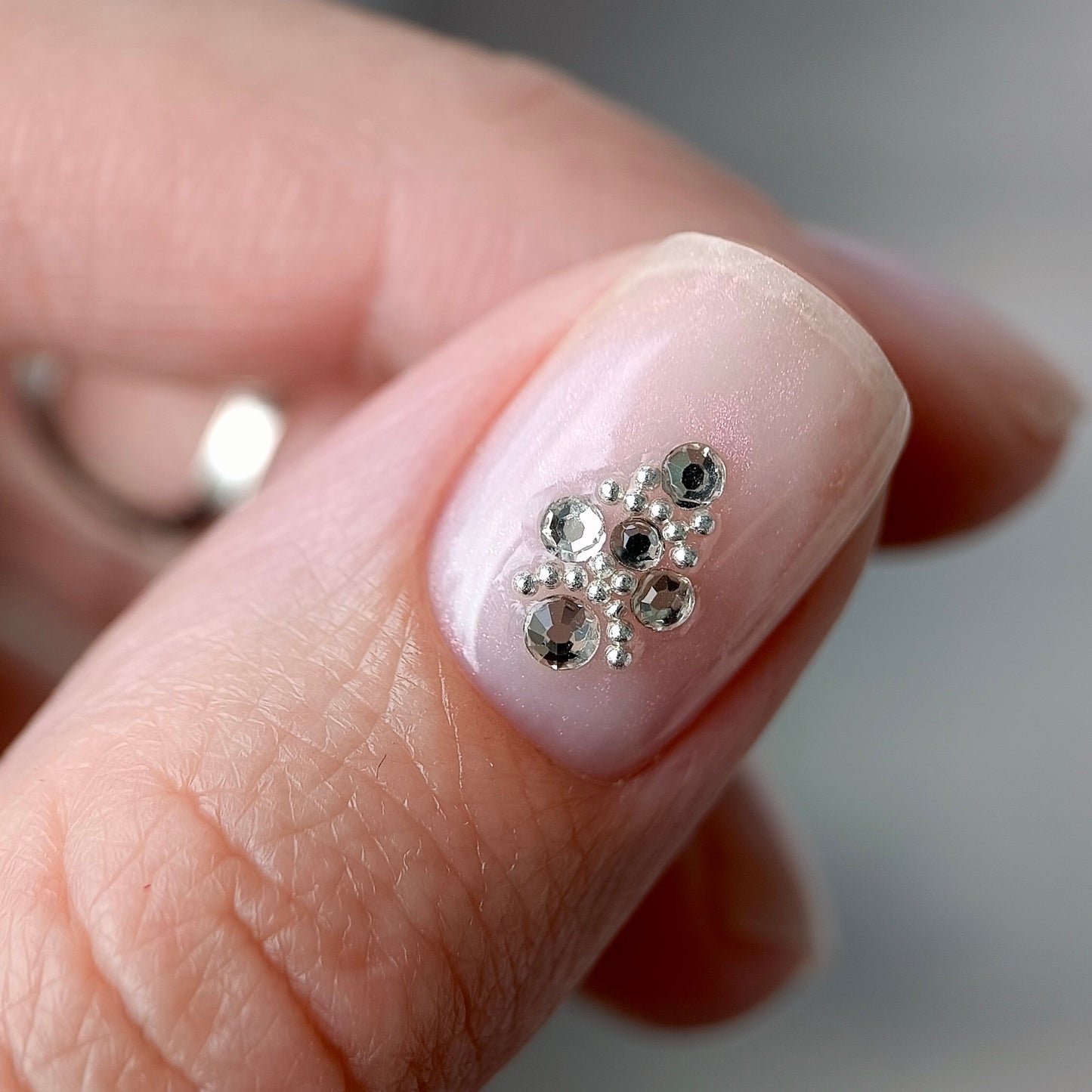NAILSOFTHEDAY Botella gel shimmer 03 – gel rosa pálido ultrafuerte con brillo rojo, 10 ml