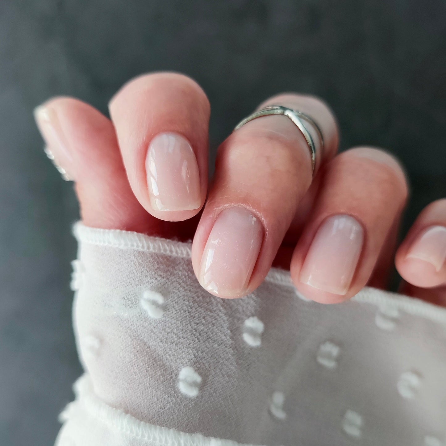 NAILSOFTHEDAY Botella gel shimmer 03 – gel rosa pálido ultrafuerte con brillo rojo, 10 ml