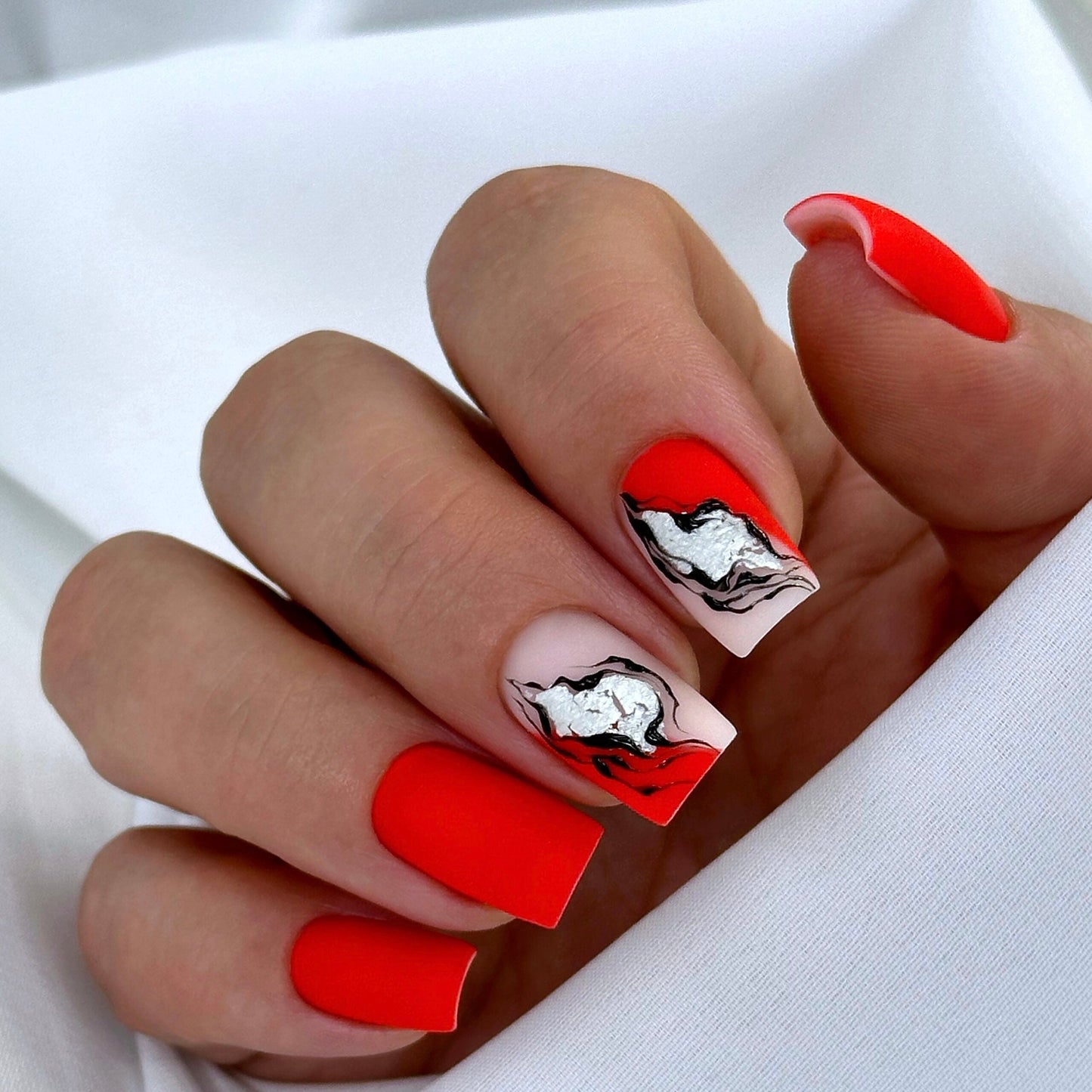 NAILSOFTHEDAY Let's Special Candy: un esmalte en gel coral saturado especial y brillante que se superpone en una capa, 10 ml