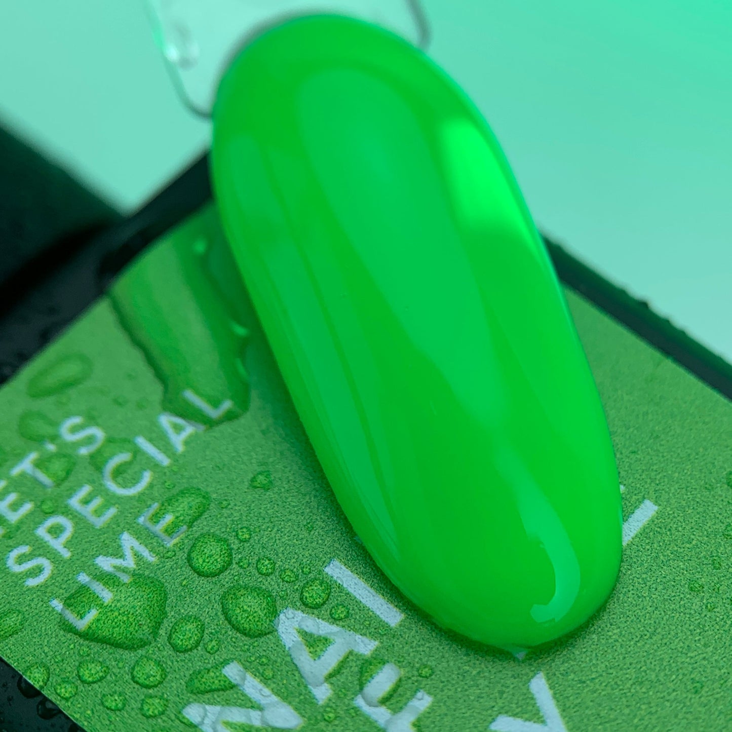 NAILSOFTHEDAY Let's Special Lime: un esmalte en gel especial de lechuga neón que se superpone en una capa, 10 ml
