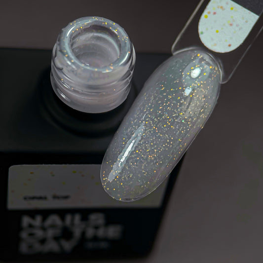 NAILSOFTHENIGHT Opal top 02 — capa de acabado con brillos opalinos sobre una base de leche ligera, sin capa pegajosa y sin filtros UV para uñas, 10 ml