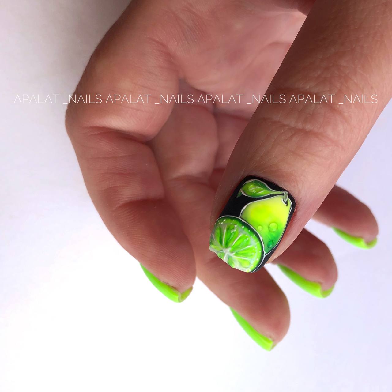 NAILSOFTHEDAY Let's Special Lime: un esmalte en gel especial de lechuga neón que se superpone en una capa, 10 ml