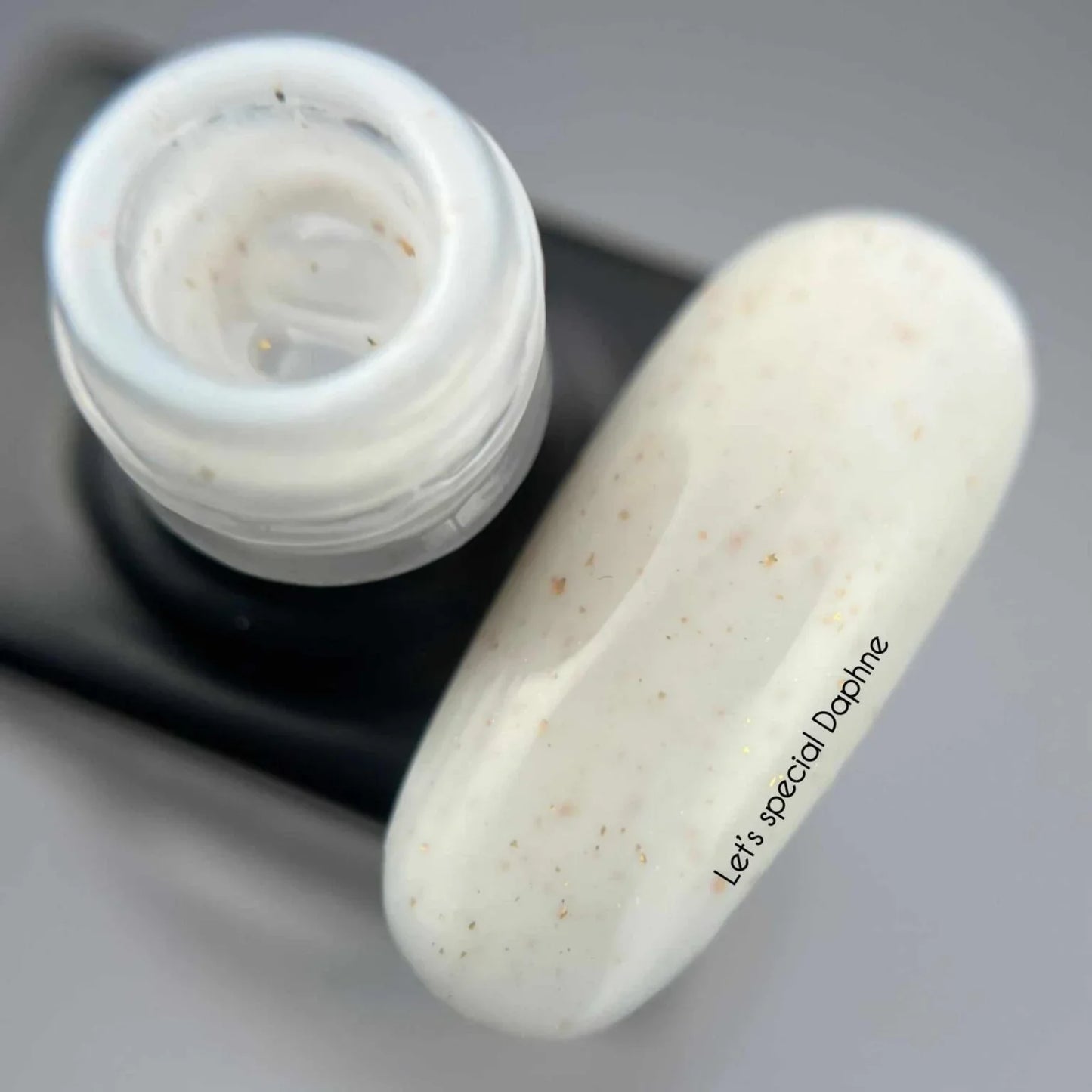 NAILSOFTHEDAY Let's Special Daphne - esmalte de uñas en gel lechoso con fusión dorada, 10 ml