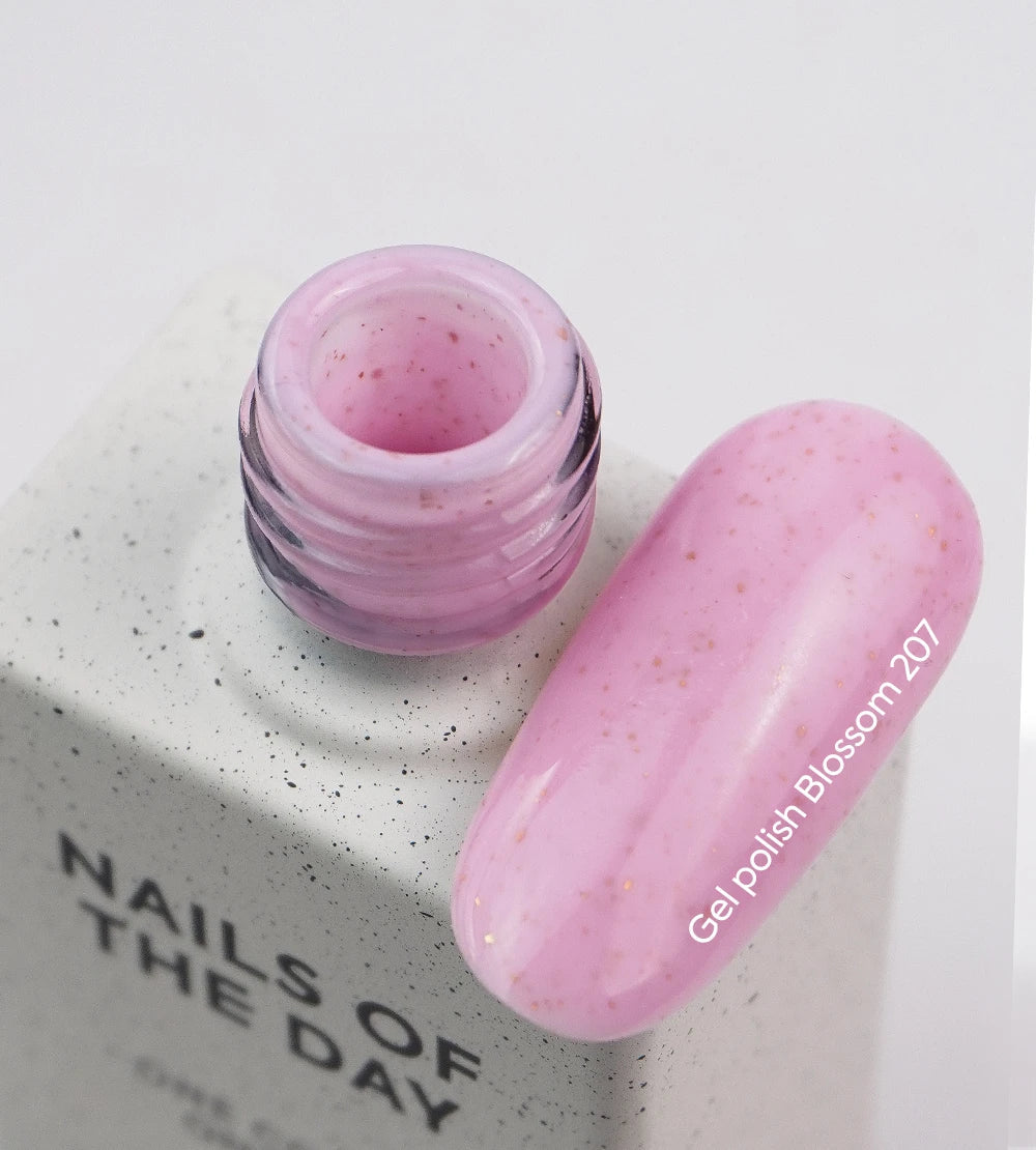 NAILSOFTHEDAY Esmalte en gel Blossom, — rosa pálido con fusión dorada, esmalte en gel que cubre una capa, 10 ml