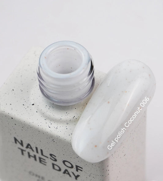 NAILSOFTHEDAY Esmalte en gel Coco: blanco lechoso con un tinte dorado, esmalte en gel para uñas que cubre una capa, 10 ml