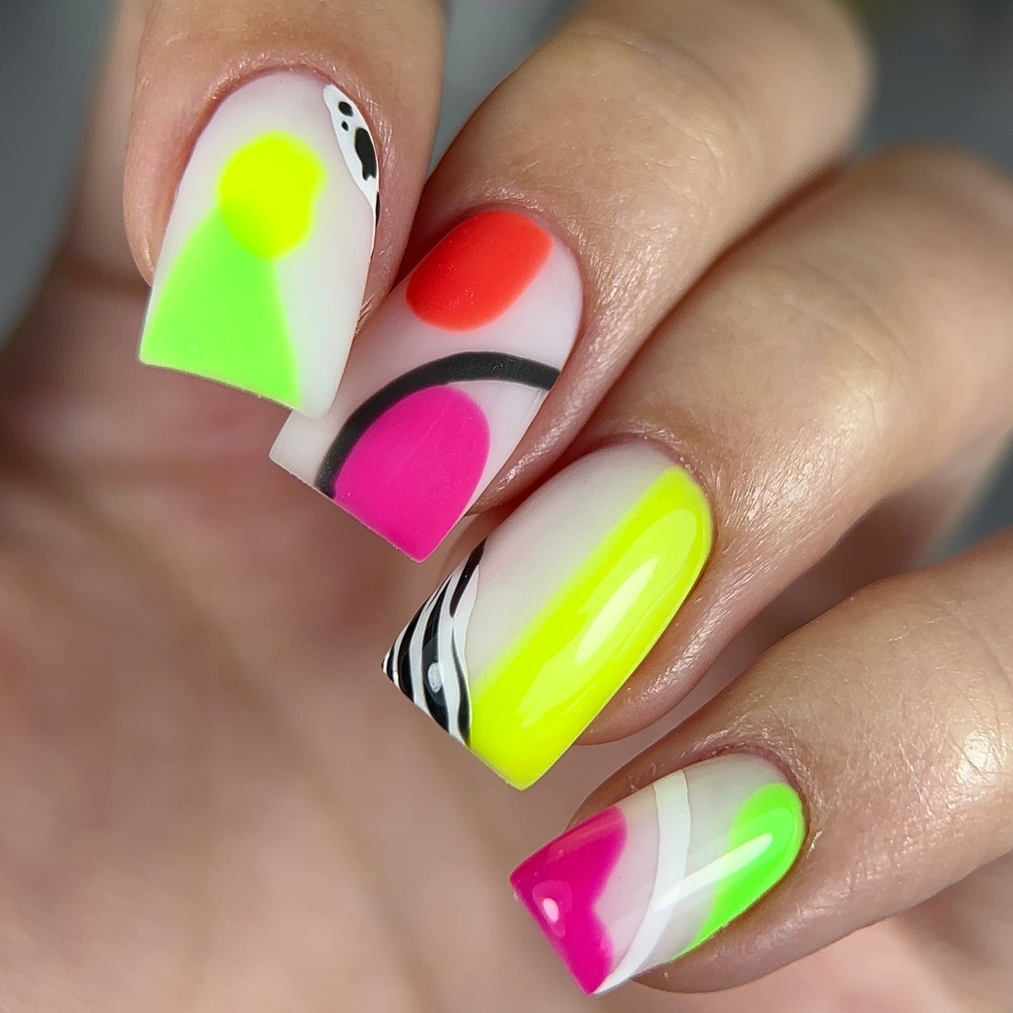 NAILSOFTHEDAY Let's Special Barbie: un esmalte en gel especial rosa neón superpuesto en una capa, 10 ml