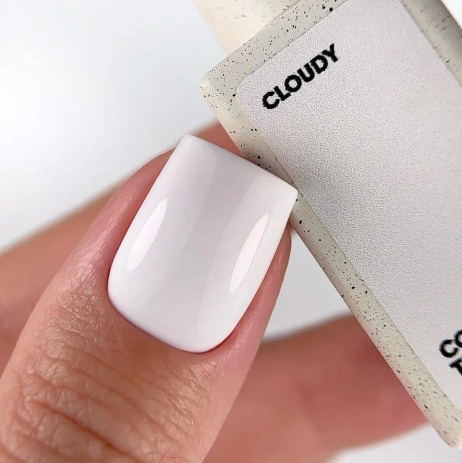 NAILSOFTHEDAY Color del Mes Abril 2026 — Cloudy Blanco lechoso con un delicado velo rosado, cobertura en una capa, 10 ml