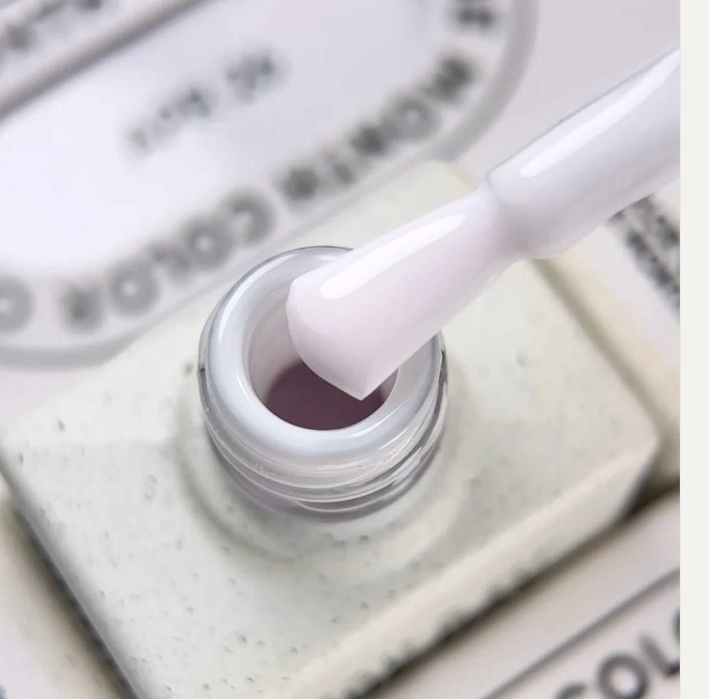 NAILSOFTHEDAY Color del Mes Abril 2026 — Cloudy Blanco lechoso con un delicado velo rosado, cobertura en una capa, 10 ml