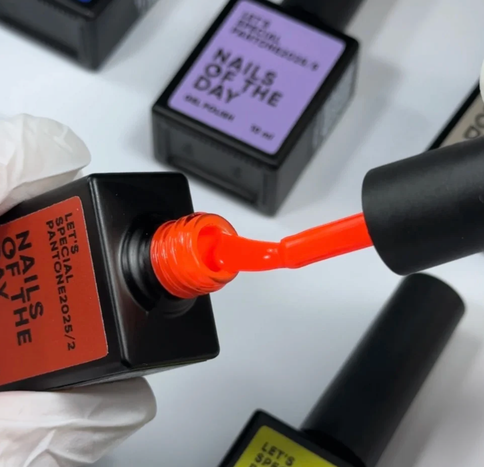NAILSOFTHEDAY Let’s special Pantone2025/2 — esmalte semipermanente naranja neón vibrante, que cubre en una capa, 10 ml.