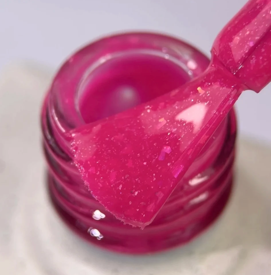 NAILSOFTHEDAY COLOR MES AGOSTO 2026 CHRIN – fucsia con pan de oro y shimmer, cobertura en una sola capa, 10 ml