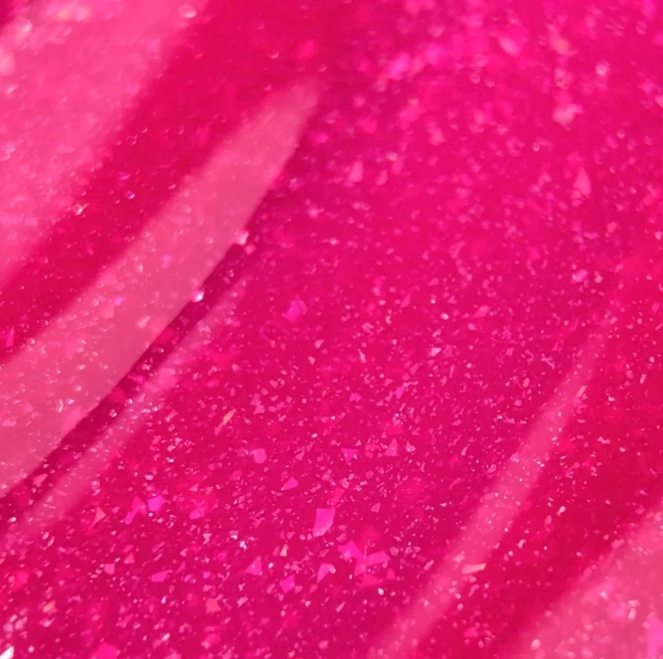 NAILSOFTHEDAY COLOR MES AGOSTO 2026 CHRIN – fucsia con pan de oro y shimmer, cobertura en una sola capa, 10 ml