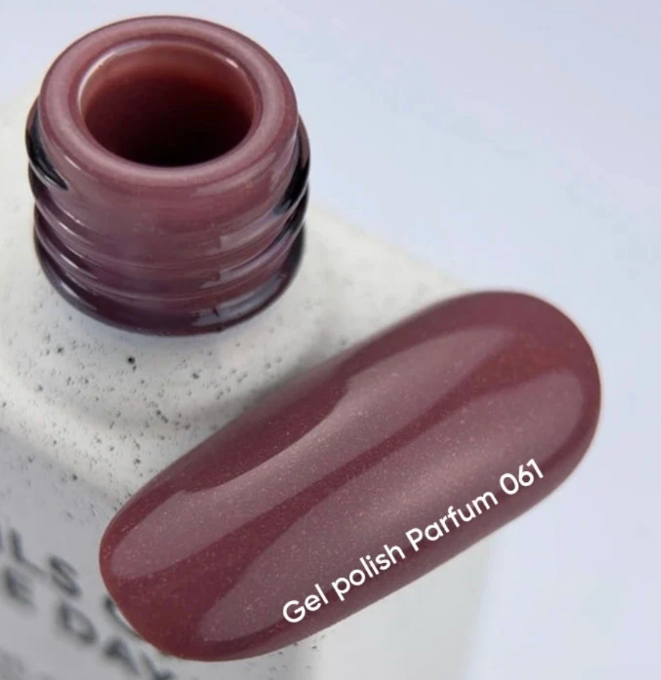 NAILSOFTHEDAY Gel Polish Parfum 061 — esmalte semipermanente en tono empolvado oscuro con shimmer y cobertura en una sola capa, 10 ml