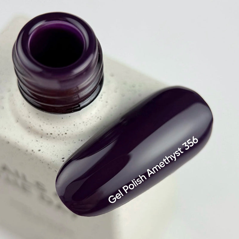 NAILSOFTHEDAY Gel Polish Amethyst 356— esmalte semipermanente en tono púrpura amatista oscuro con cobertura completa en una sola capa. 10 ml.