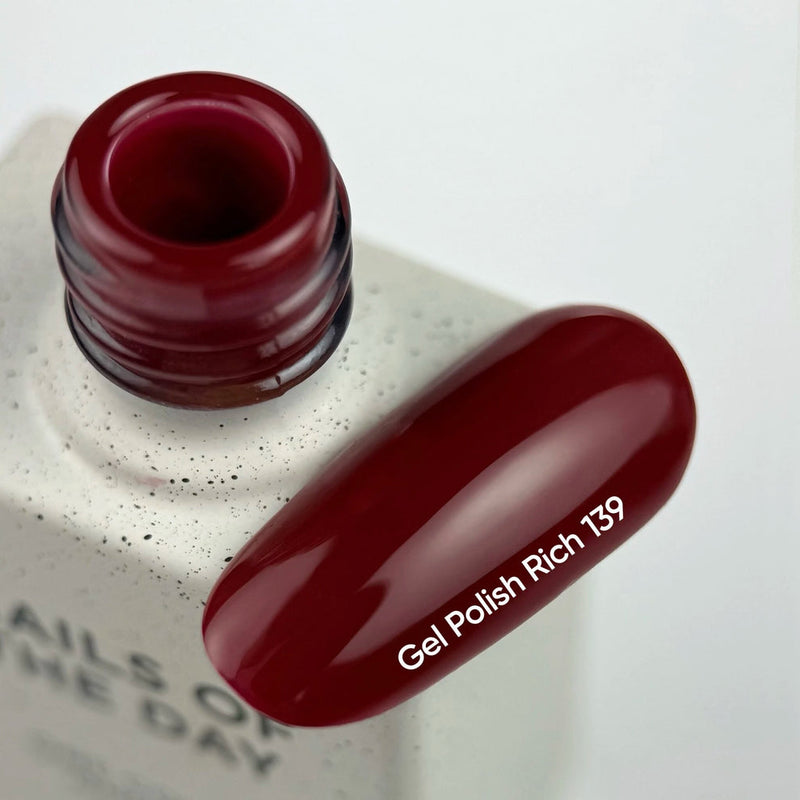 NAILSOFTHEDAY Gel Polish Rich 139— esmalte semipermanente rojo intenso con cobertura completa en una sola capa. 10 ml.