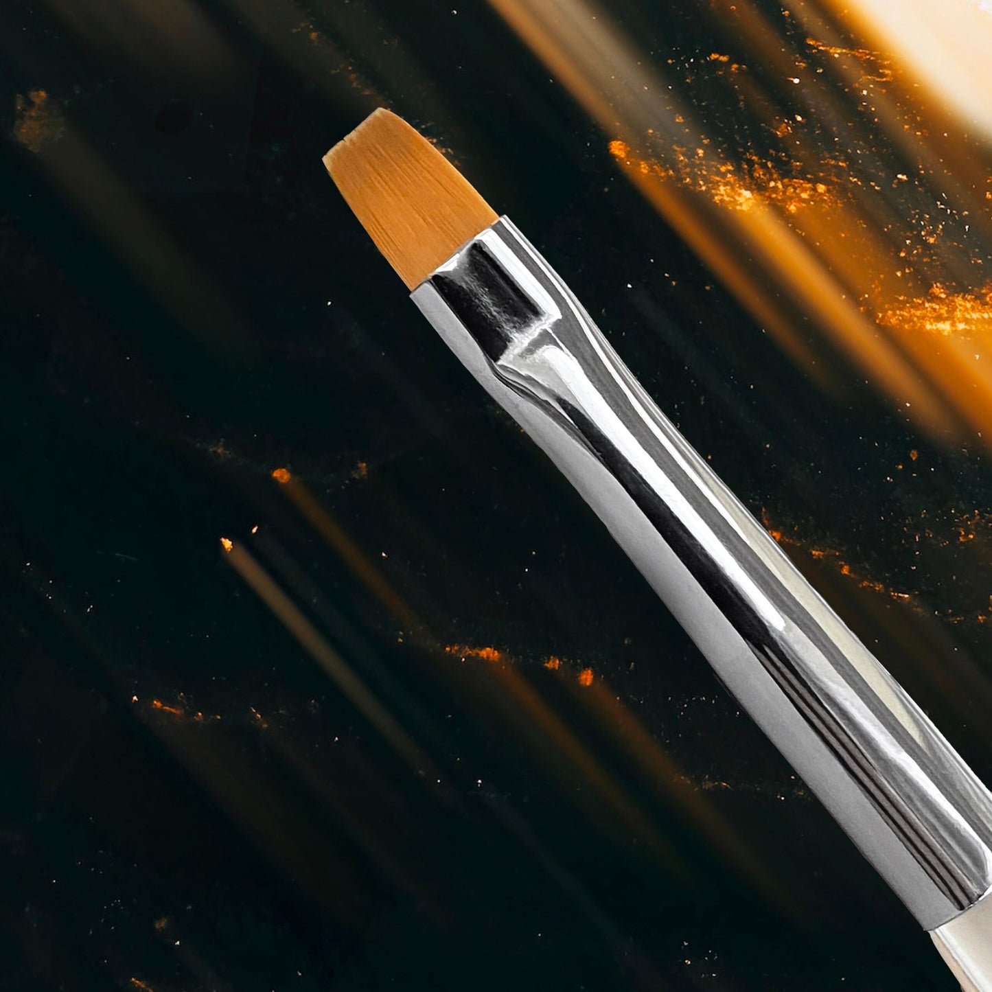 NAILSOFTHENIGHT Nail Art Brush, un cuadrado con un cómodo mango transparente con efecto iridiscente