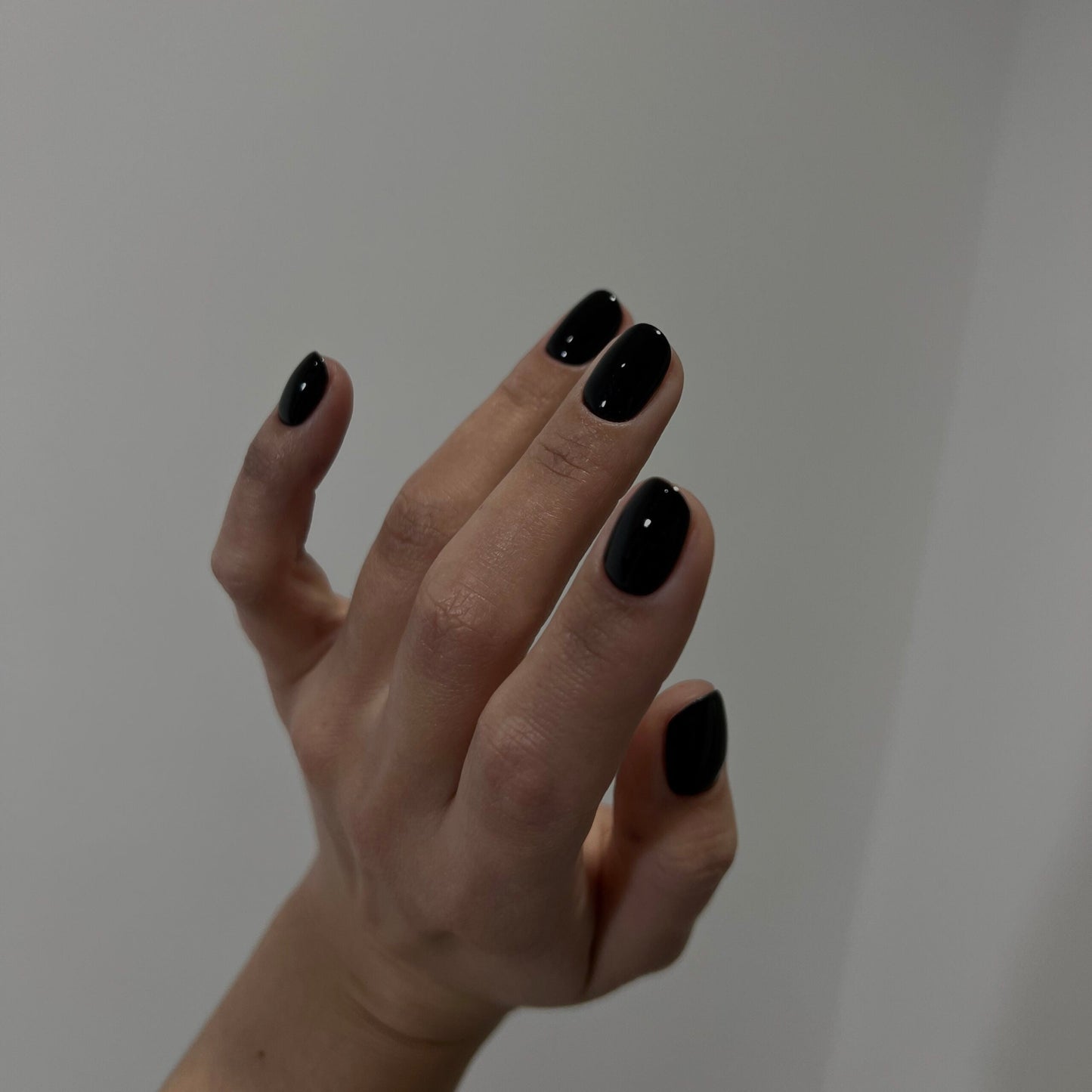 NAILSOFTHEDAY Let's Amsterdam Black – base de camuflaje perfectamente negra para uñas, 10 ml
