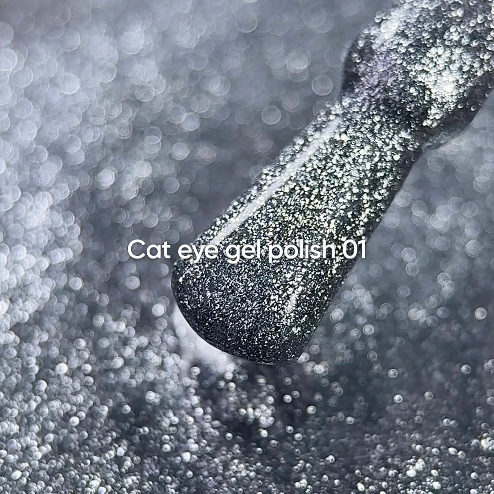 NAILSOFTHEDAY Gel Polish Cat Eye 01 — esmalte semipermanente plateado efecto ojo de gato con partículas metálicas finas y un ligero efecto reflectante. Cobertura total en una sola capa. 6 ml.