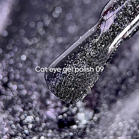 NAILSOFTHEDAY Gel Polish Cat Eye 09 — esmalte semipermanente negro efecto ojo de gato con partículas metálicas finas y un ligero efecto reflectante. Cobertura total en una sola capa. 6 ml.