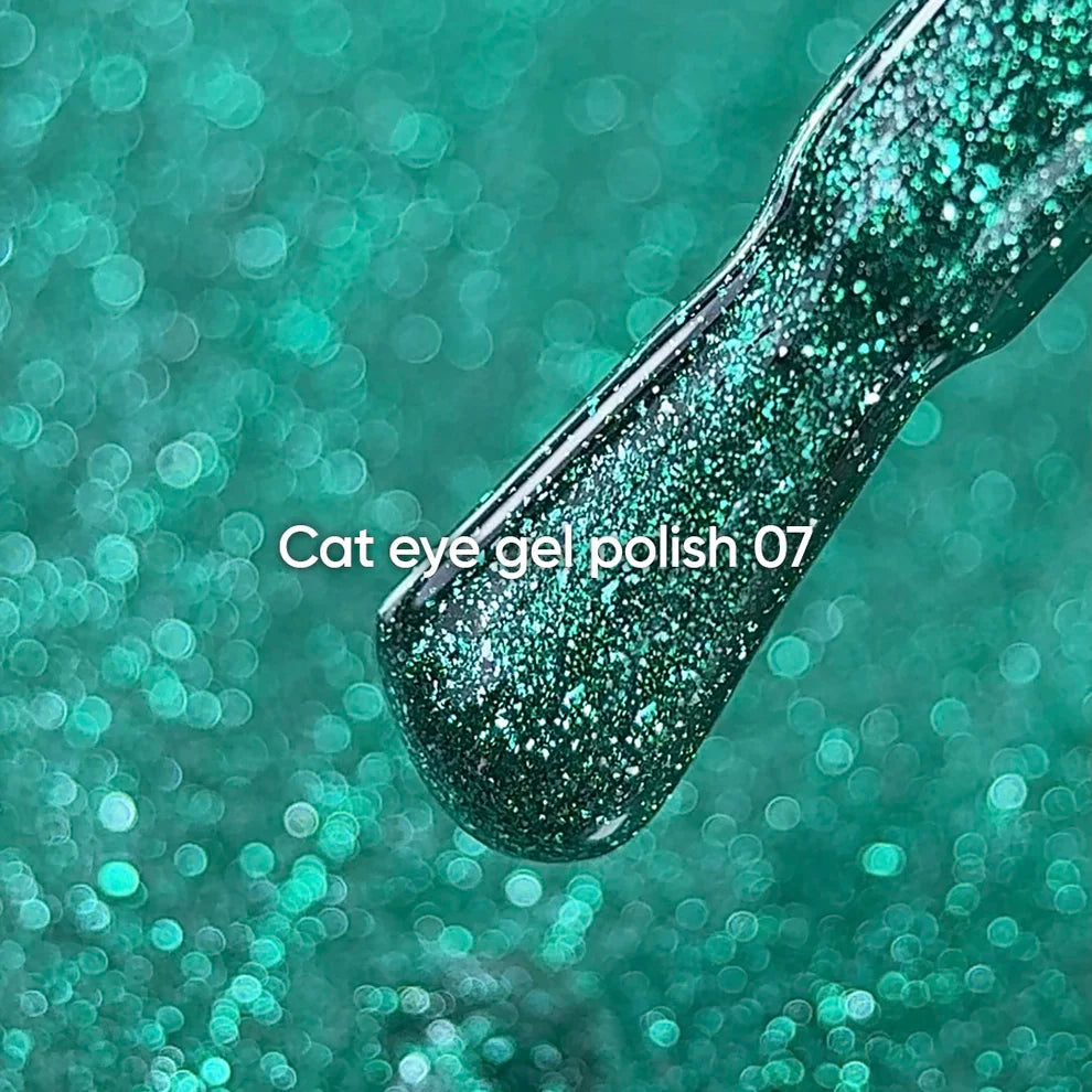 NAILSOFTHEDAY Gel Polish Cat Eye 07 — esmalte semipermanente verde efecto ojo de gato con partículas metálicas finas y un ligero efecto reflectante. Cobertura total en una sola capa. 6 ml
